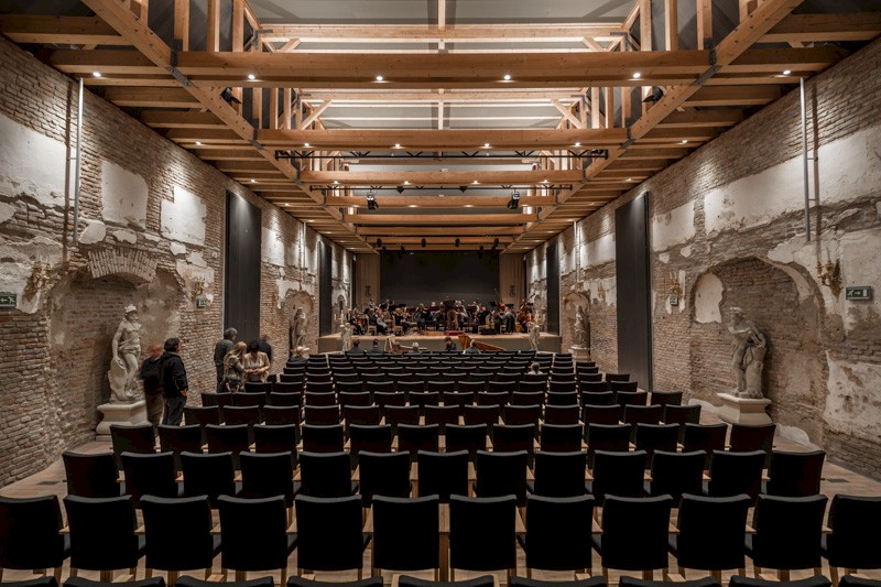 Une photo du th&Atilde;&copy;&Atilde;&cent;tre d'Esterh&Atilde;&iexcl;zy r&Atilde;&copy;nov&Atilde;&copy;!