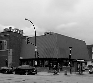 Bâtiment tel que construit par la chaîne de restauration rapide Dunkin Donuts et repris par Couche-tard, puis par L'Illusion